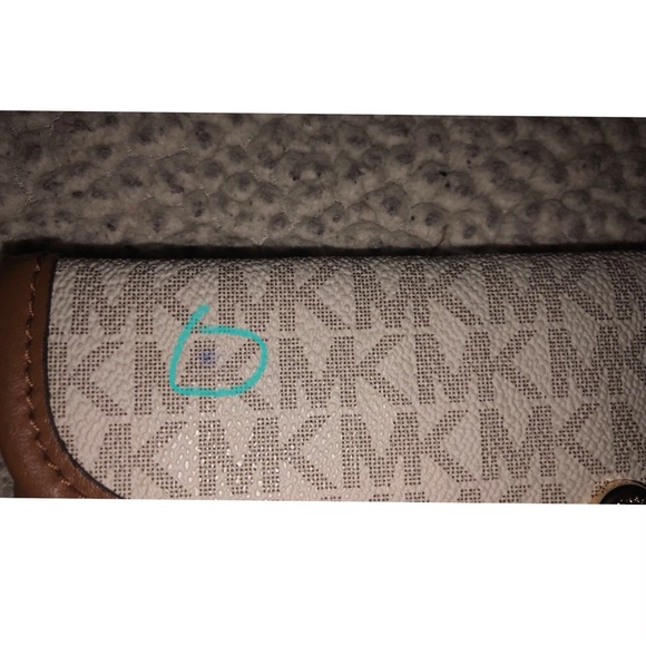 💕😍❤️MAKE AN OFFER! MICHAEL KORS LOGO WRISTLET/POUCH❤️😍💕 - Picture 3 of 5